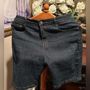 Jeanbay Dark Denim Women’s Stretch Shorts with detailed back pockets Sz 12